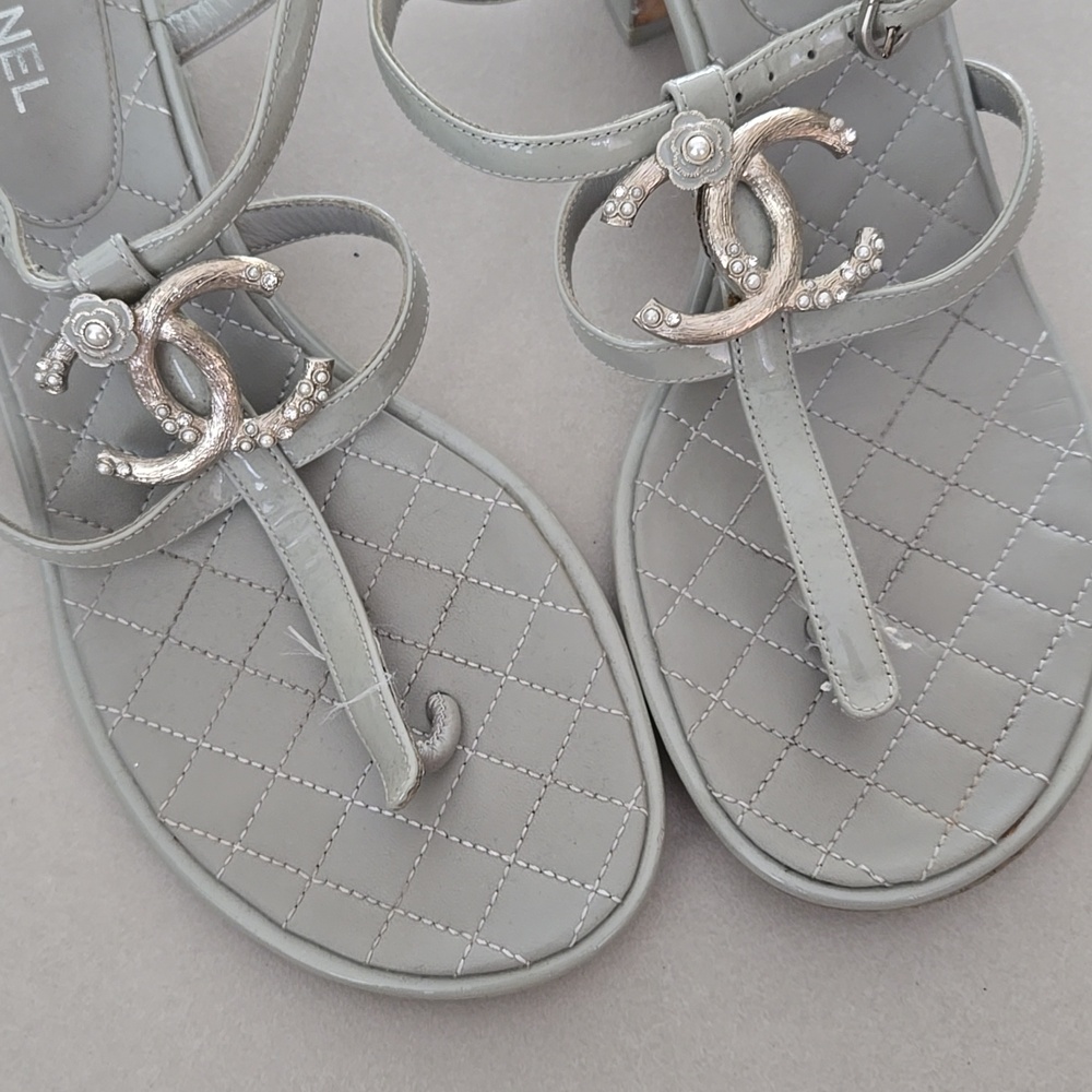 Chanel Interlocking Gray Quilted T-Strap With CC Logo Sandals Size 38.5 - Picture 3 of 8